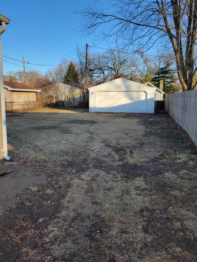 Building Photo - 1860 S Shore Blvd