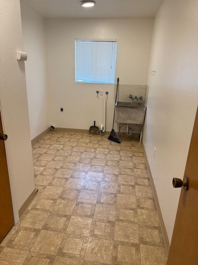 Building Photo - Large Three bedroom two bath home walking distance to downtown Monterey, DLI, MIIS and the Warf