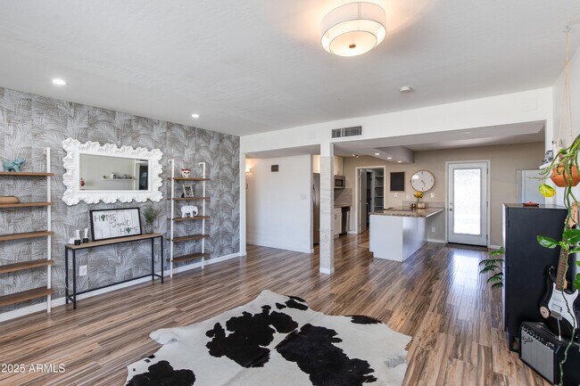 Building Photo - 3009 E Dahlia Dr