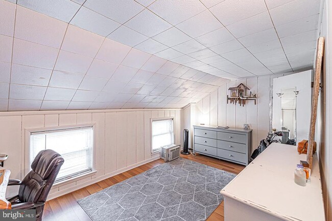 Building Photo - 330 W 3rd Ave