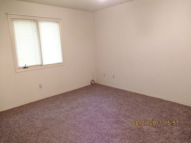 Building Photo - Duplex Conveniently Located Next to the Elementary, Jr. High & Park!