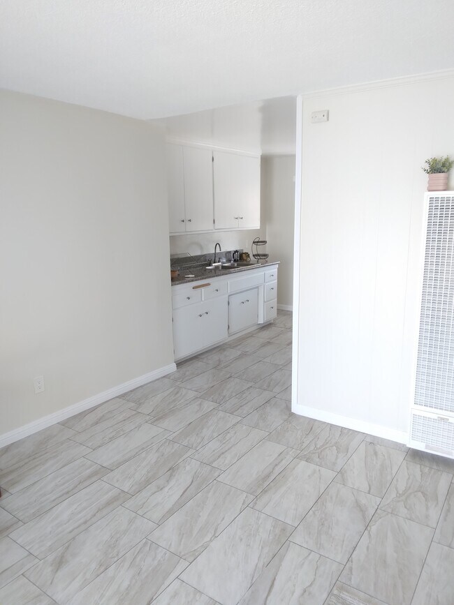 Building Photo - 6845 Hazeltine Ave