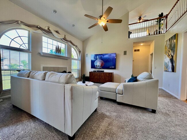 Building Photo - Large executive home in pool community Mas...