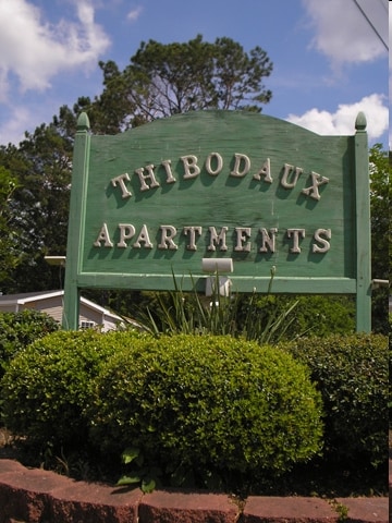 Building Photo - Colonial Estates