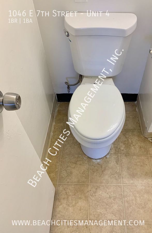 Building Photo - 1046 E 7th St