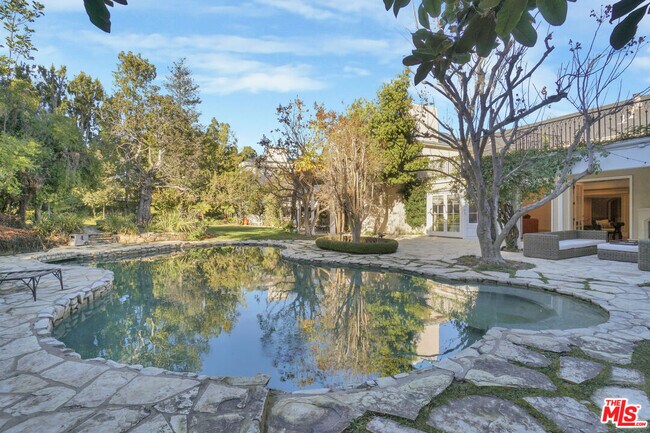 Building Photo - 821 Whittier Dr