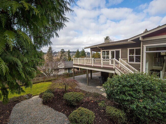 Building Photo - Amazing Kirkland Craftsman
