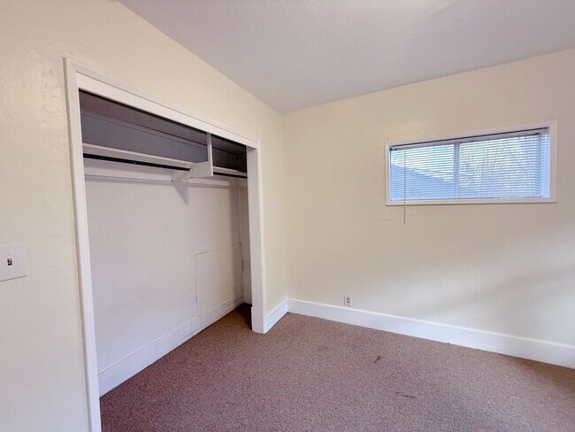 Building Photo - 2 & 4 Bedroom Apartments with Classic Charm & Bay View