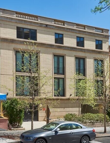 Building Photo - The Debonair - Furnished Student Housing