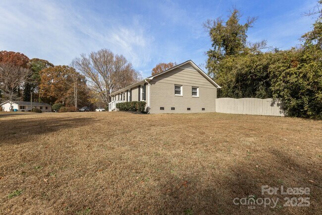 Building Photo - 815 Sharon Dr