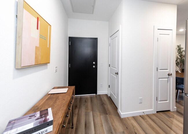 Building Photo - Top Floor 1 Bed with amazing Mt. Views near Nature