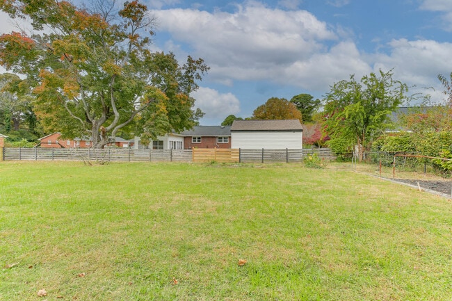 Building Photo - 1701 Meredith Rd