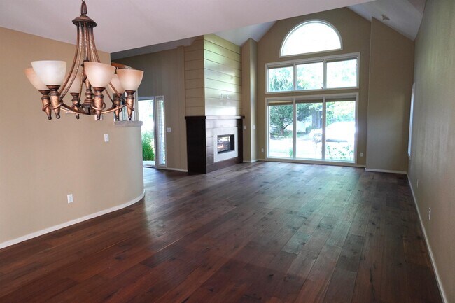 Building Photo - 1394 E Holly St