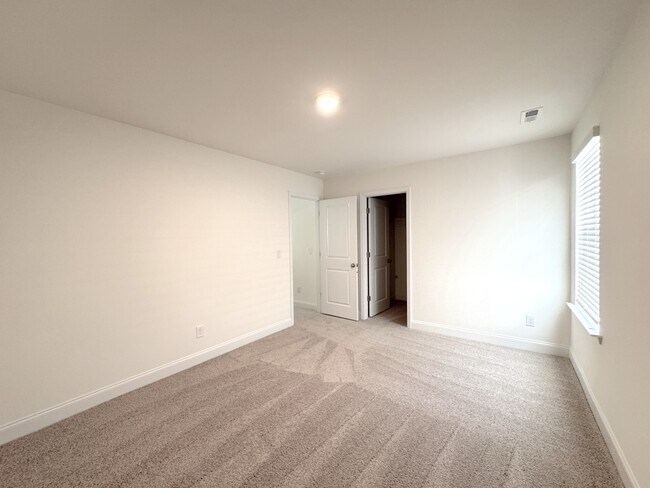 Building Photo - 282 Creekhaven Dr