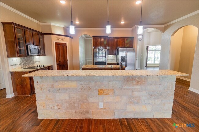 Building Photo - 2033 Catkins Ln