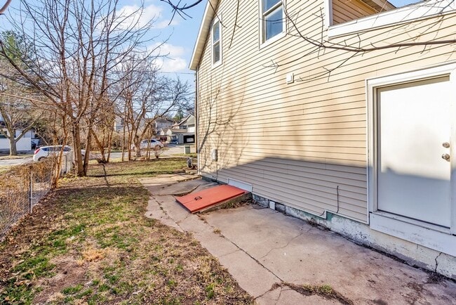 Building Photo - 309 W 10th St