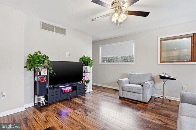 Building Photo - 244 Mathers Rd