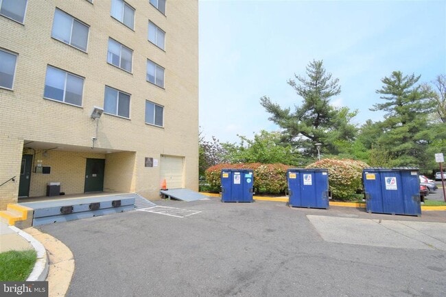 Building Photo - 6621 Wakefield Dr