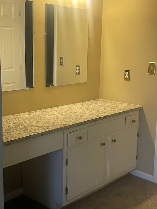 Building Photo - Perfectly located condo in Winston-Salem