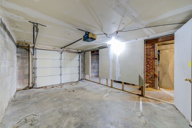 Building Photo - Cute 2 bedroom single family house in Bel-nor with attached garage.