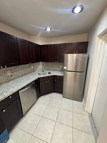 Building Photo - 3115 Oakland Shores Dr