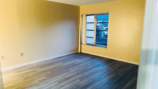 Building Photo - 4170 Inverrary Dr