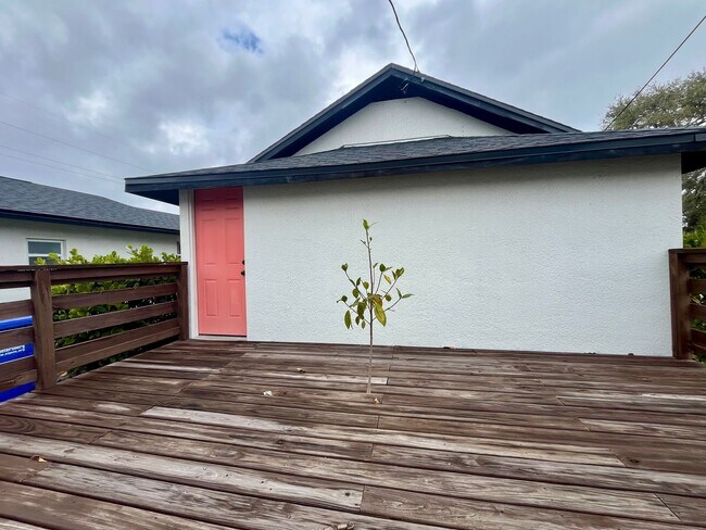 Building Photo - Updated 3/2 in St.Pete