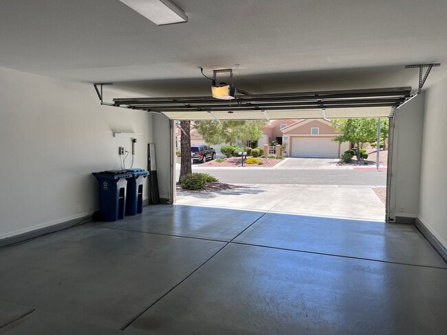 Building Photo - Sun City Summerlin - Remodeled Town-home