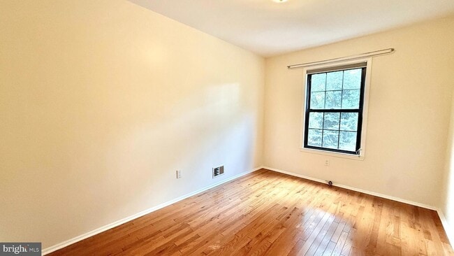 Building Photo - 305 Marten Rd