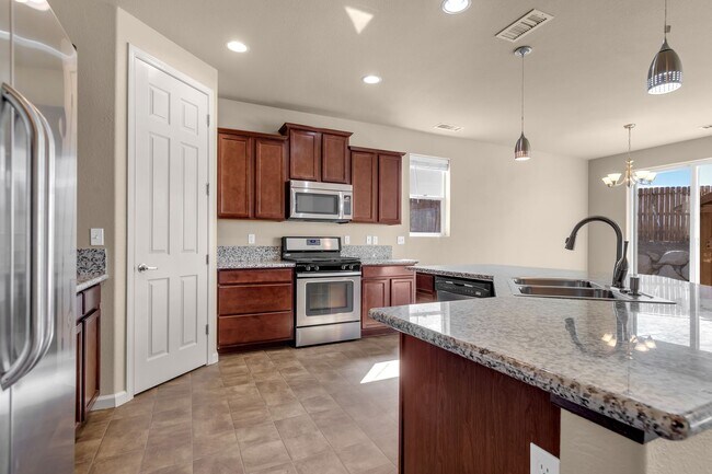 Building Photo - Golden Valley One Story - No pets permitted