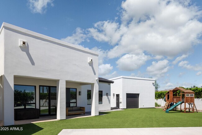 Building Photo - 6718 E San Juan Ave