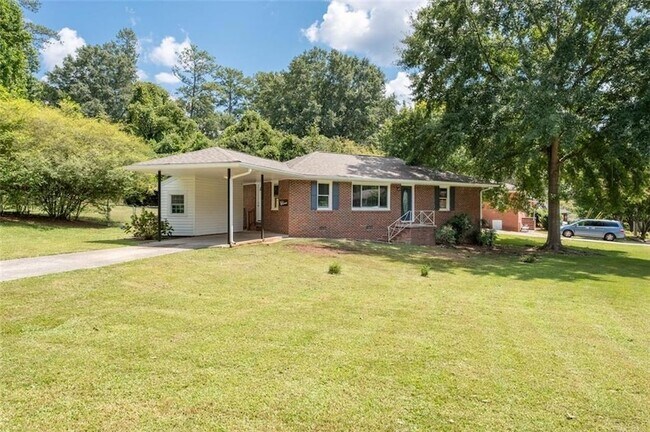 Building Photo - 208 Yancy Dr SE