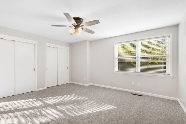 Building Photo - 3 Bedroom | 2.5 Bathroom | 2 Car Garage | Springfield MO | Fenced Back Yard | 2 Living Areas | Qu...