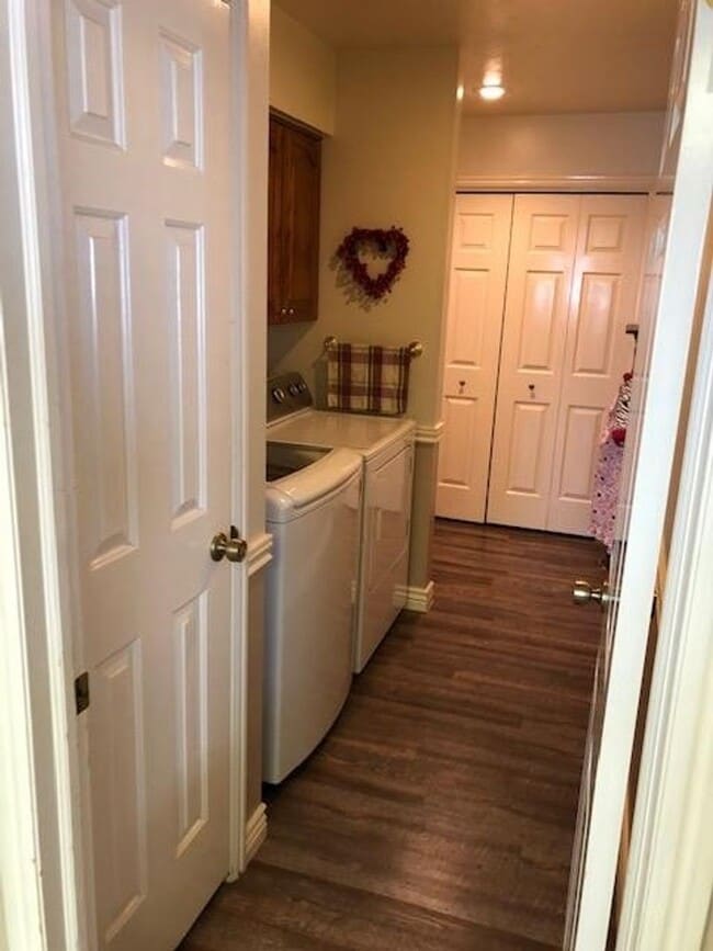 Building Photo - Awesome Shadowbrook Townhome in the Center of it all!