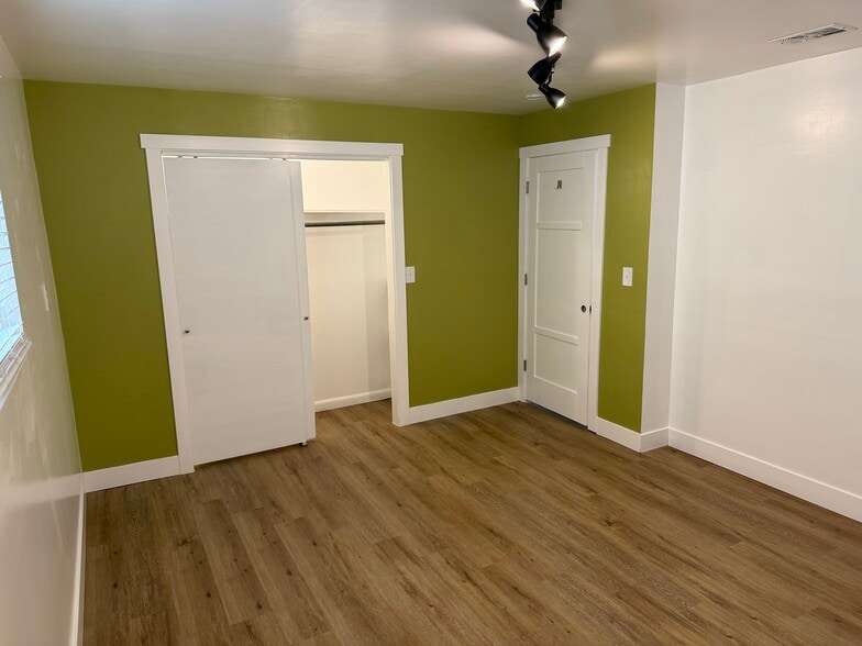 Building Photo - 565 W Midway Blvd