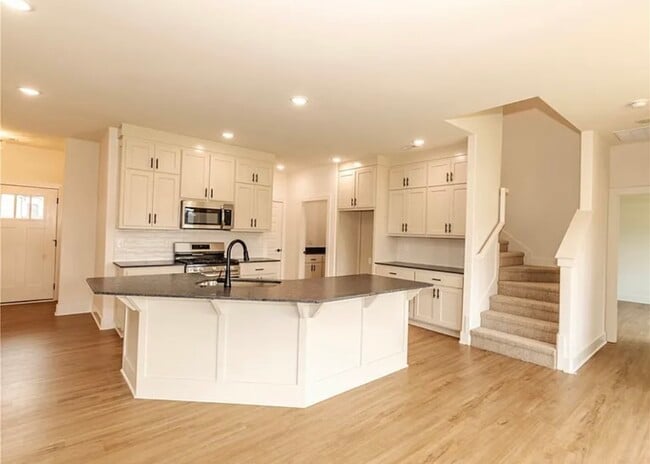 Building Photo - 841 Round Top St