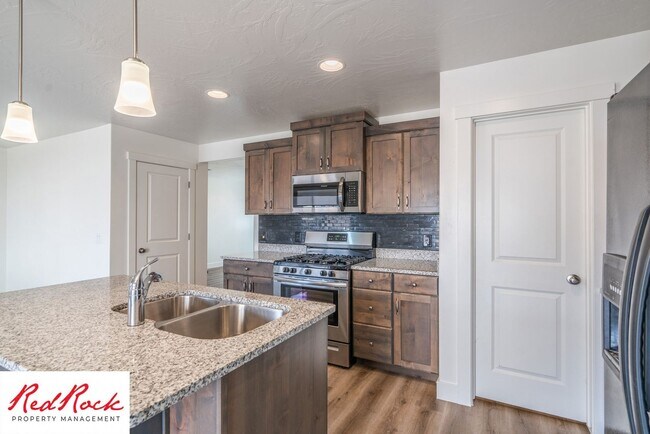 Building Photo - Adorable Stand Alone 4 Bedroom Corner Unit with Fully Fenced Backyard. Small Dogs Welcome.