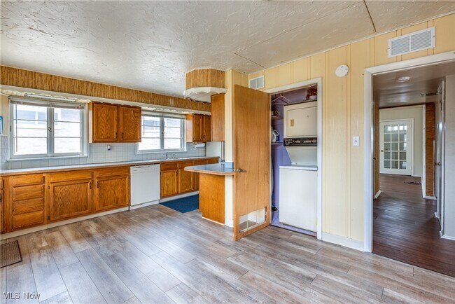 Building Photo - 1303 Dartmoor Ave