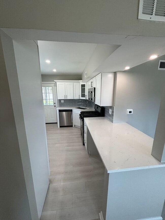 Building Photo - 641 W Park Ave