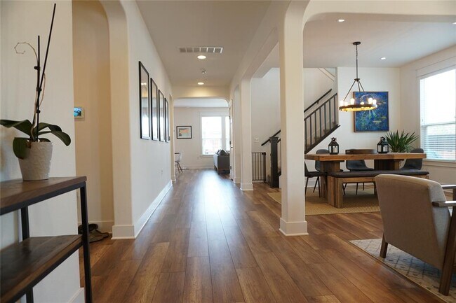 Building Photo - 8604 Capitol View Dr