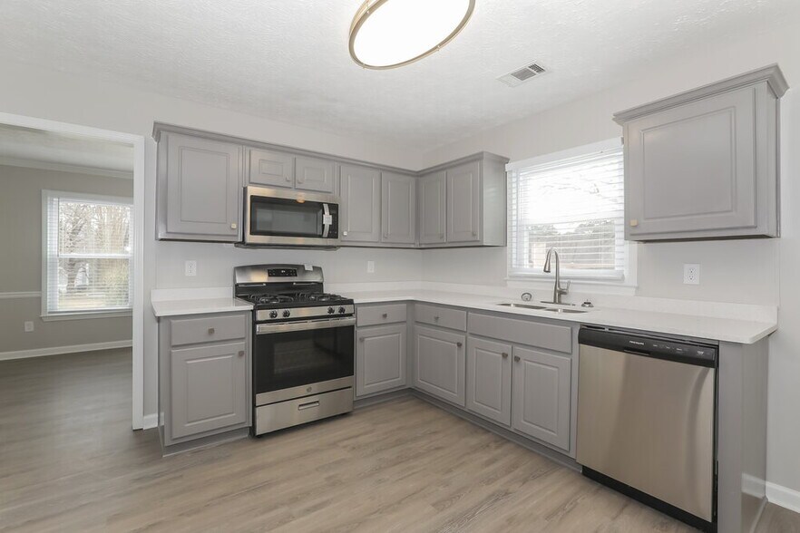 Building Photo - 2403 Scarlet Ln SE