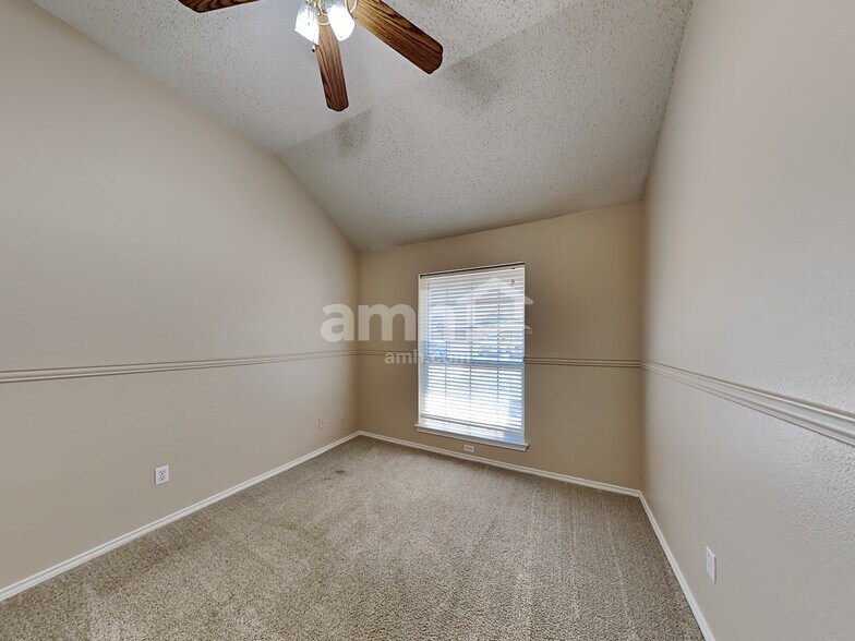 Building Photo - 3705 Staghorn Cir N