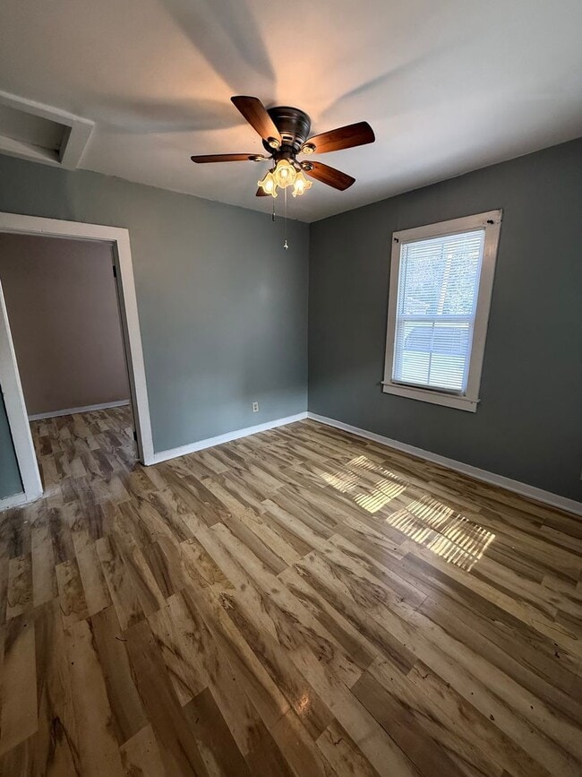 Building Photo - HOME FOR THE HOLIDAYS & 1/2 OFF MOVE IN RENT!