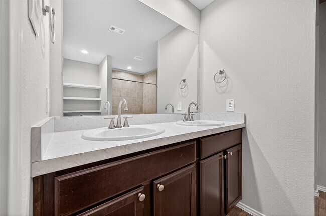 Building Photo - 40320 Hilltop Pr Dr