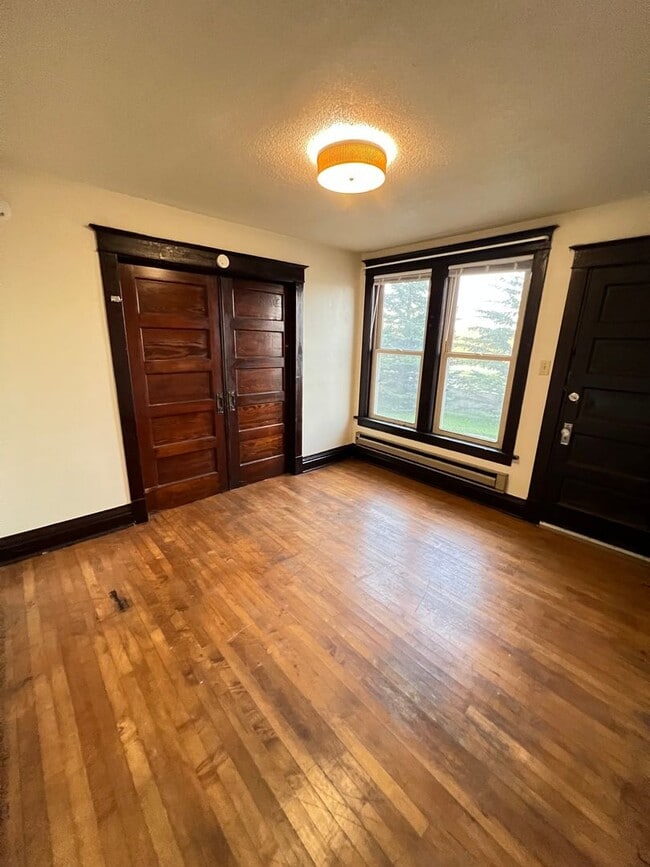 Building Photo - 910 N 22nd Ave W