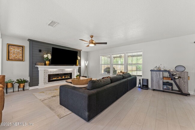 Building Photo - 75309 Ravenwood Dr