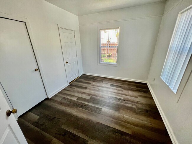 Building Photo - Walk to Beach, W/D, Shared Yard, Parking, No Pets