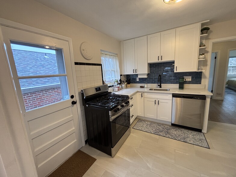 Building Photo - 5025 Lenox Ave