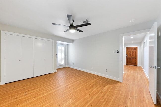Building Photo - 419 W 26th St