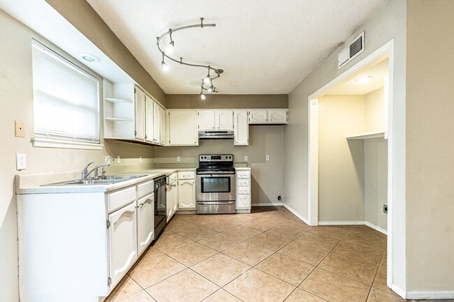 Building Photo - Spacious 2 Bedroom Townhome with Carport!